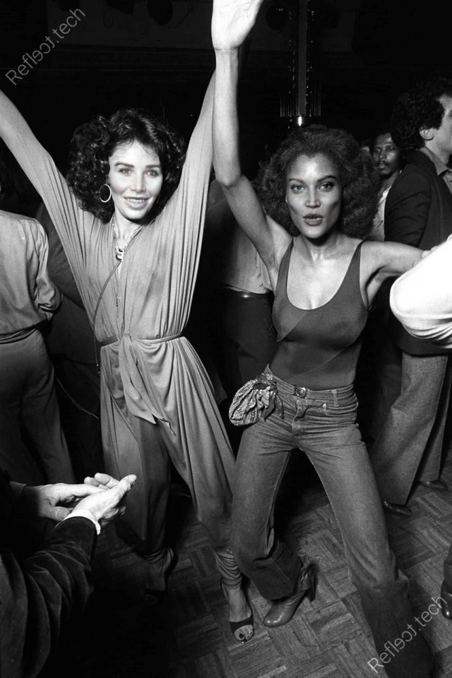 Аня Казакова и Наталья Долгополова не уходили с танцпола и буквально заставляли Землю крутиться своими танцами